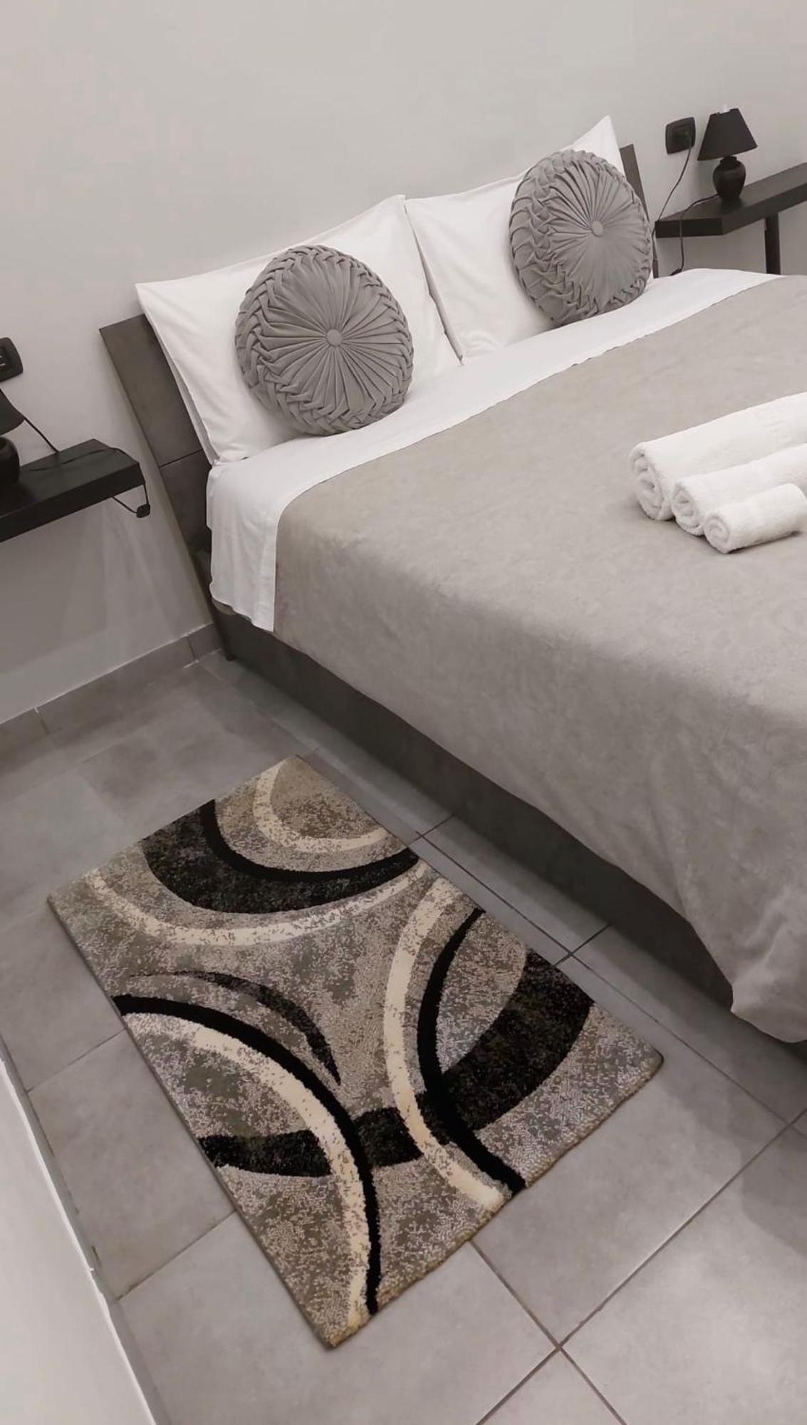 Miris Apartment Fast Comfortable Naples Airport Capodichino 25 Minutes Walk Self Check-In المظهر الخارجي الصورة